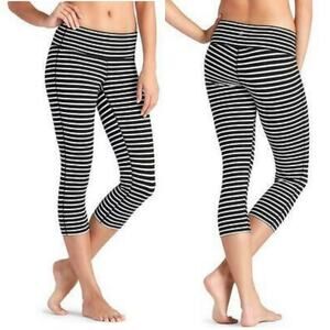 Athleta Leggings Womens XS Black White Striped Chaturanga Capri Cropped Yoga Gym